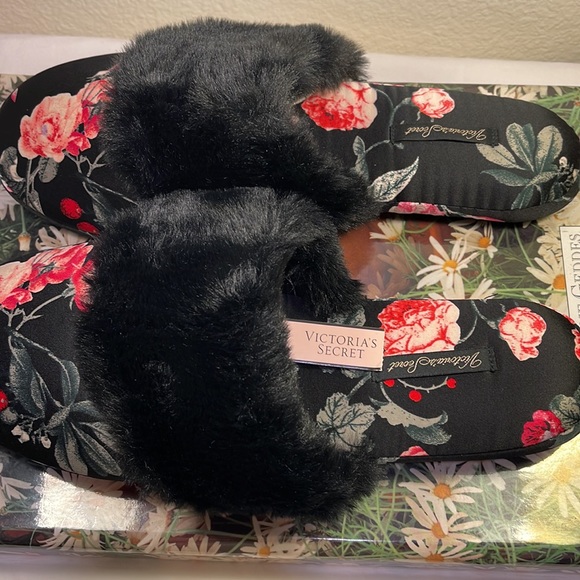 NEW VICTORIA’S SECRET SIGNATURE SATIN HOUSE SLIPPER - Picture 4 of 8